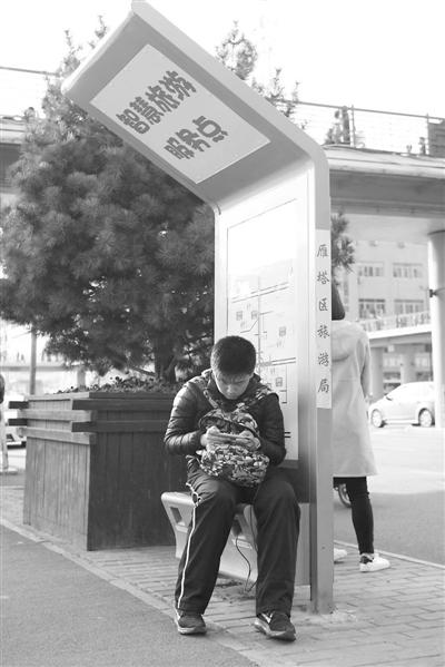 太陽(yáng)能手機(jī)充電站亮相街頭