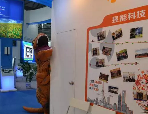 驚！SNEC展會(huì)出現(xiàn)史前動(dòng)物 暴龍帶你逛展會(huì)