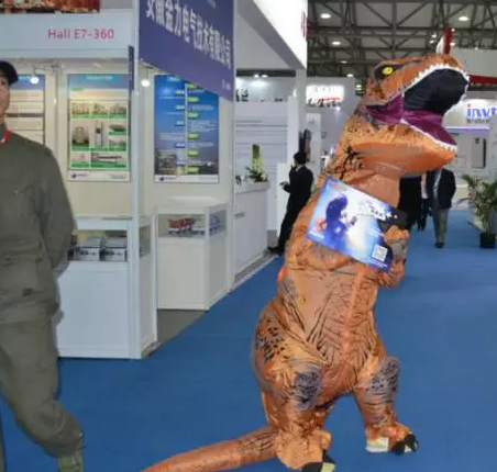 驚！SNEC展會(huì)出現(xiàn)史前動(dòng)物 暴龍帶你逛展會(huì)