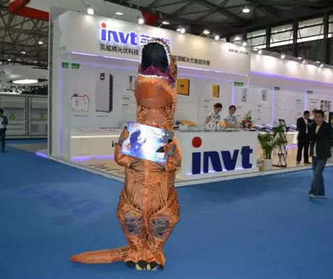 驚！SNEC展會(huì)出現(xiàn)史前動(dòng)物 暴龍帶你逛展會(huì)