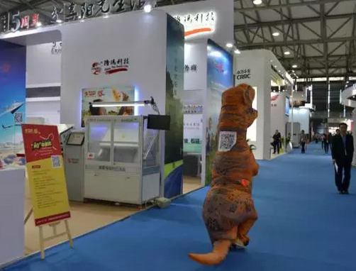 驚！SNEC展會(huì)出現(xiàn)史前動(dòng)物 暴龍帶你逛展會(huì)