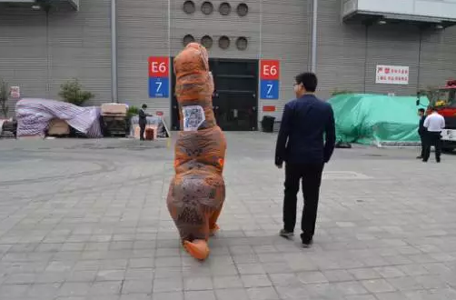 驚！SNEC展會(huì)出現(xiàn)史前動(dòng)物 暴龍帶你逛展會(huì)