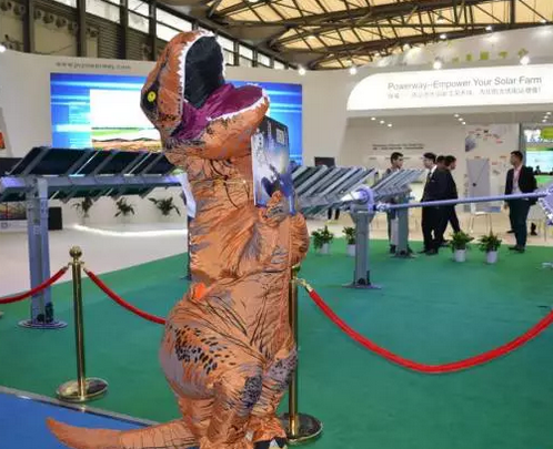 驚！SNEC展會(huì)出現(xiàn)史前動(dòng)物 暴龍帶你逛展會(huì)