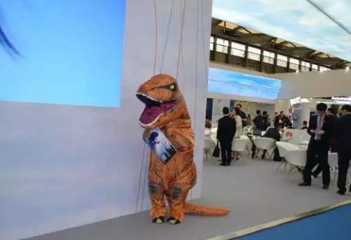 驚！SNEC展會(huì)出現(xiàn)史前動(dòng)物 暴龍帶你逛展會(huì)