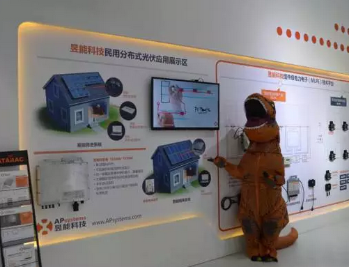 驚！SNEC展會(huì)出現(xiàn)史前動(dòng)物 暴龍帶你逛展會(huì)