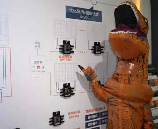 驚！SNEC展會(huì)出現(xiàn)史前動(dòng)物 暴龍帶你逛展會(huì)