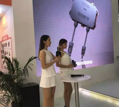 驚！SNEC展會(huì)出現(xiàn)史前動(dòng)物 暴龍帶你逛展會(huì)