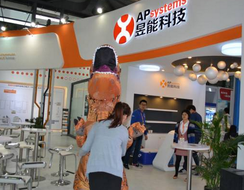 驚！SNEC展會(huì)出現(xiàn)史前動(dòng)物 暴龍帶你逛展會(huì)