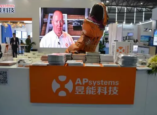 驚！SNEC展會(huì)出現(xiàn)史前動(dòng)物 暴龍帶你逛展會(huì)