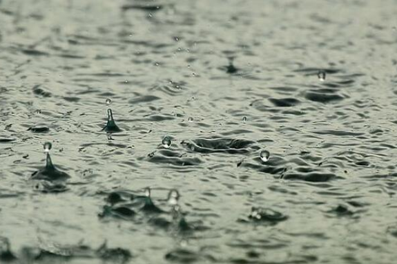 雨滴也能發(fā)電?能量轉(zhuǎn)化率達(dá)85% 可與太陽(yáng)能結(jié)合