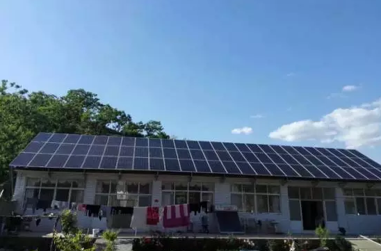 夏日天氣熱!用電緊張，電費高，怎么辦? 王大爺卻不在乎