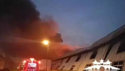 又雙叒叕現(xiàn)火災(zāi)！為撲救晶澳大火，消防戰(zhàn)士連續(xù)作戰(zhàn)累暈現(xiàn)場(chǎng)