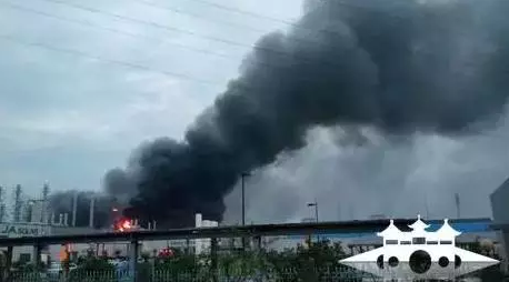 又雙叒叕現(xiàn)火災(zāi)！為撲救晶澳大火，消防戰(zhàn)士連續(xù)作戰(zhàn)累暈現(xiàn)場(chǎng)