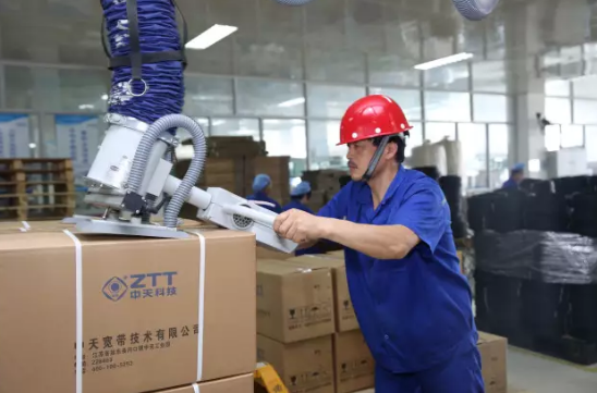 高溫&ldquo;大考&rdquo; 中天科技員工堅守光伏運維一線