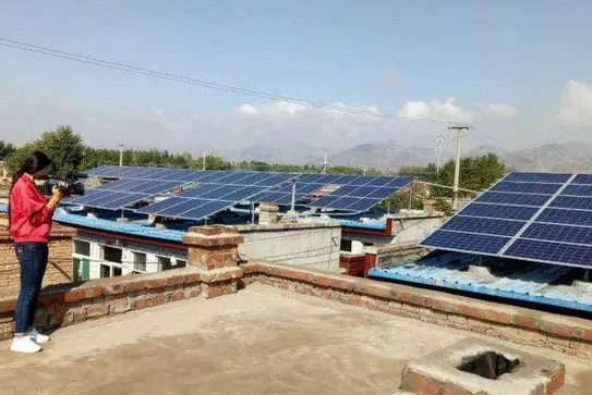 他把自家四個(gè)屋頂都裝上了光伏，年入五萬！