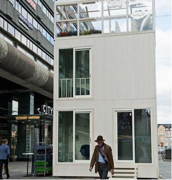 芬蘭現(xiàn)&ldquo;長(zhǎng)棍&rdquo;建筑 屋頂配太陽(yáng)能發(fā)電站