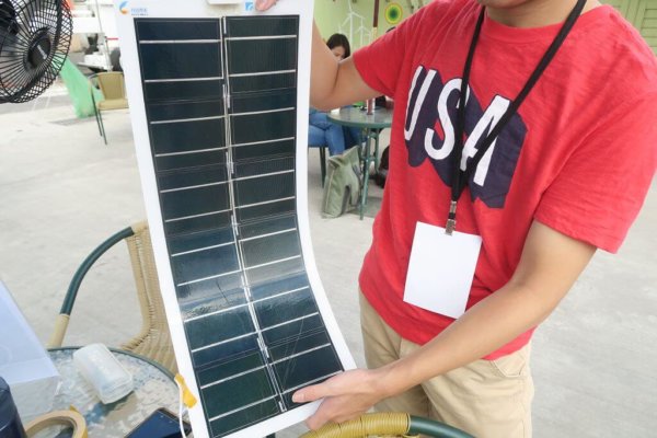 翻開書本形象的薄膜太陽(yáng)能電池 開始為你的電子產(chǎn)品充電