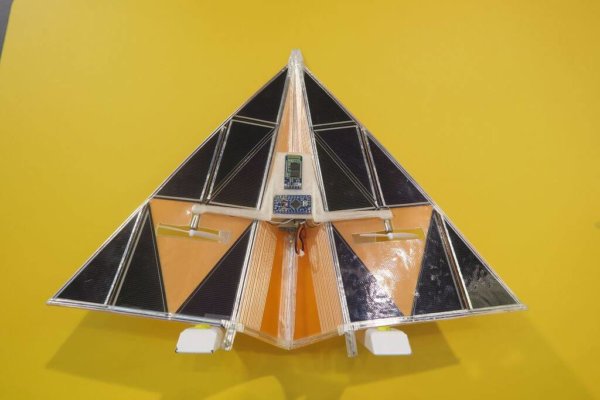 翻開書本形象的薄膜太陽(yáng)能電池 開始為你的電子產(chǎn)品充電