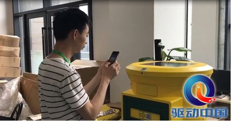 中郵推出自助寄件&ldquo;小黃筒&rdquo; 太陽(yáng)能供電&ldquo;隨時(shí)隨遞&rdquo;