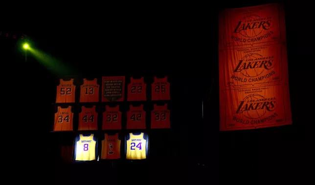 剛剛，科比球衣在屋頂光伏電站下退役！