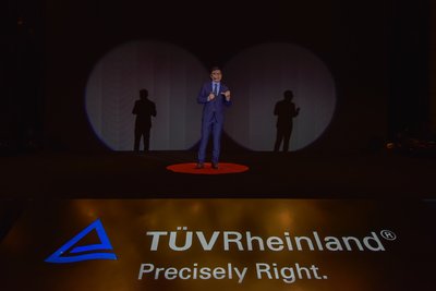 TUV萊茵大中華區(qū)太陽能及燃料電池技術服務副總裁鄒馳騁發(fā)表演講