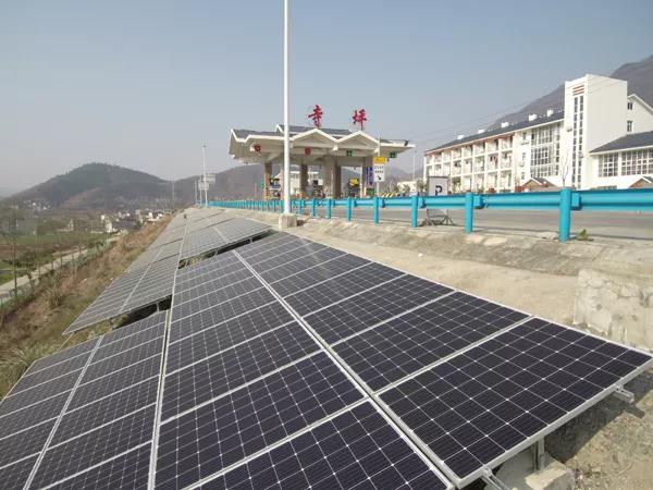 又一高速光伏項(xiàng)目亮相并網(wǎng) 年發(fā)電1000萬千瓦時(shí)！