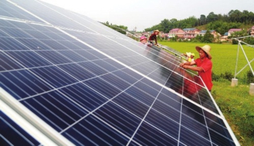 6月20日，在江西峽江縣硯溪鎮(zhèn)金坊村光伏電站項(xiàng)目現(xiàn)場(chǎng)，工人在加緊施工。