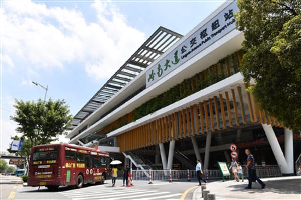 樓&ldquo;頂&rdquo;2100多塊光伏板公交站一年節(jié)電60萬(wàn)度