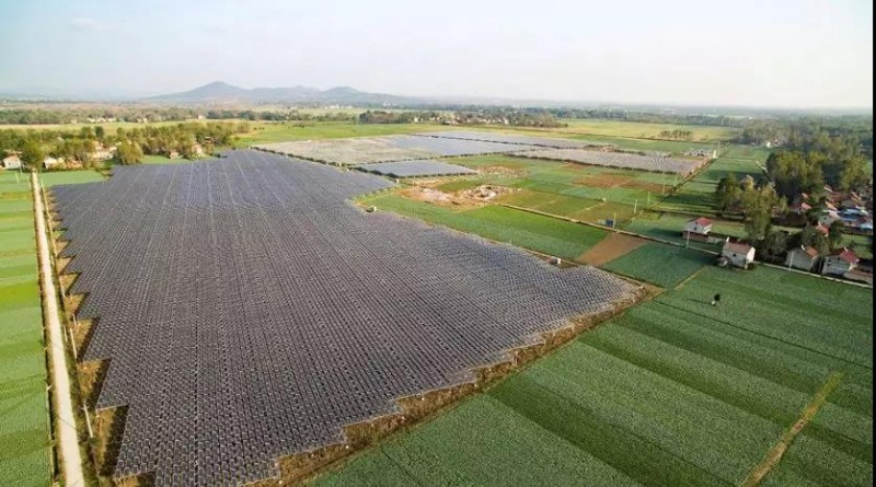 　　據(jù)央視記者報道，近日，錦浪科技助力湖北省宜城王集鎮(zhèn)觀音村，采用典型的&ldquo;農(nóng)光互補&rdquo;模式，實現(xiàn)了全村人共同&ldquo;生態(tài)收益&rdquo;的目標，引起了廣大人民群眾的熱烈反響。 　　 　　走進光伏電站區(qū)，首先映入眼簾的是一片藍汪汪的光伏海洋，一望無際，若是走近仔細一看，才發(fā)現(xiàn)這么一大片區(qū)域里不完全是光伏板，原來在光伏板下邊還有另一片&ldquo;柳暗花明&rdquo;的天地，綠油油的青菜鋪滿整塊地面實在好看極了。 　　 　　據(jù)記者報道，這便是觀音村這兩年響應(yīng)國家&ldquo;精準扶貧&rdquo;和&ldquo;光伏扶貧&rdquo;政策，投資2億元建成20MWP&ldquo;農(nóng)光互補&rdquo;地面光伏電站。此電站光伏支架采用的是同景新能源的跟蹤支架，逆變器采用了錦浪科技公司的50kW逆變器，以它相對較小的外形，為運輸免去了不少成本，提供了便捷安裝；4路MPPT接入，每路額定28.5A，兼容大功率組件，設(shè)計更靈活；充分的冗余設(shè)計保障逆變器長壽命可靠運行。 　　 　　同景新能源有限公司總經(jīng)理郤維平在現(xiàn)場對記者解釋，&ldquo;我們主要的優(yōu)勢是跟蹤，我們有500臺跟蹤器可以自動跟蹤，也就是我們常說的&lsquo;光伏板跟著太陽走&rsquo;，這樣他與其它電站相比，它是固定式的，我們的發(fā)電量同比要增加20%。&rdquo;他接著說道，&ldquo;我們不破壞土地，活動支架，我們平時看到的可能都是打樁式的，而我們這個是小水泥塊，直接放在土地表面，可以自由移動。&rdquo;這種獨特安全的安裝方式得到農(nóng)民的大力支持。 　　 　　據(jù)現(xiàn)場村民說，這里的主要農(nóng)作物有黃精，桔梗，花生，魔芋等，以黃精價值尤為突出，黃精作為一種名貴藥材喜歡蔭涼，所以光伏板既全方位吸收了太陽能，又很好的為農(nóng)作物起到了遮陽的作用；它的生長周期需要兩三年，然而價值非?？捎^，給他們帶來相當不錯的收益。 　　 　　王集鎮(zhèn)觀音村這種典型的&ldquo;農(nóng)光互補&rdquo;模式，正是利用較少的投資獲得更多的利益，實現(xiàn)了&ldquo;光伏脫貧&rdquo;的&ldquo;生態(tài)效益&rdquo;的目的，還讓當?shù)剞r(nóng)民每年有了一份固定的收入。據(jù)統(tǒng)計，一畝地一年能收入5萬元，人均年收入可達2.5萬元以上。 　　 　　國家近年來推行的&ldquo;光伏扶貧&rdquo;政策越來越深入人心，讓一批又一批的農(nóng)民走上了脫貧致富的道路，我們也希望更多的農(nóng)民能夠利用這種&ldquo;農(nóng)光互補&rdquo;的模式，早日擺脫貧困生活，實現(xiàn)共同富裕。