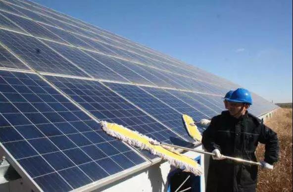 有創(chuàng)動光伏無水清潔機器人代班，咱光伏人國慶可以輕松浪啦！