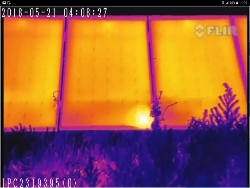 有創(chuàng)動光伏無水清潔機器人代班，咱光伏人國慶可以輕松浪啦！