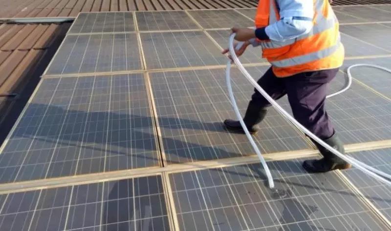 有創(chuàng)動光伏無水清潔機器人代班，咱光伏人國慶可以輕松浪啦！