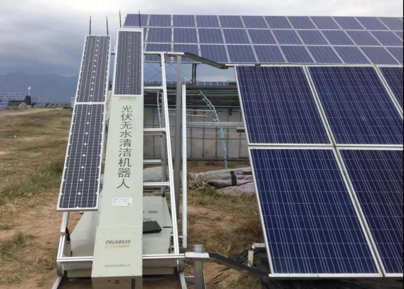 有創(chuàng)動光伏無水清潔機器人代班，咱光伏人國慶可以輕松浪啦！