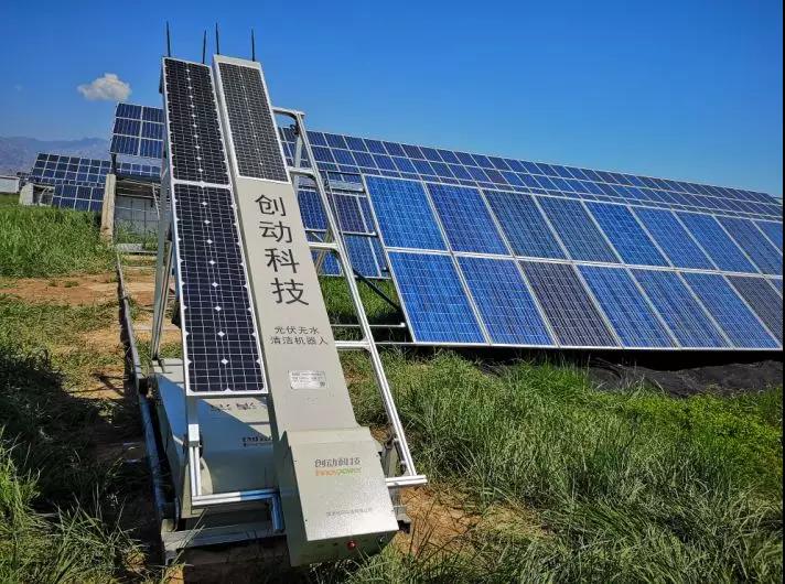 有創(chuàng)動光伏無水清潔機器人代班，咱光伏人國慶可以輕松浪啦！