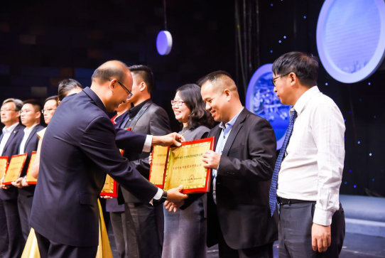 正信光電斬獲“中國(guó)十大分布式光伏組件品牌” 12柵石墨烯技術(shù)彰顯實(shí)力