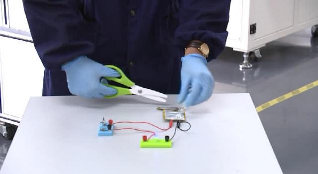 薄如撲克牌，能量密度可達(dá)400Wh以上！中國首條固態(tài)電池產(chǎn)線實(shí)現(xiàn)量產(chǎn)