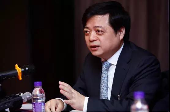 作為全國政協(xié)常委、全國工商聯(lián)副主席，正泰集團董事長南存輝帶來了《關(guān)于加快解決光伏補貼拖欠問題的提案》《關(guān)于進一步完善光伏發(fā)電增值稅優(yōu)惠政策的提案》《關(guān)于完善光伏發(fā)電土地稅費政策的提案》《關(guān)于無補貼分布式光伏項目允許自主招標的提案》《關(guān)于完善電力業(yè)務許可證豁免范圍的提案》《關(guān)于進一步促進清潔供暖規(guī)范發(fā)展的提案》等12份提案，堪稱代表、委員中的&ldquo;敬業(yè)模范&rdquo;。