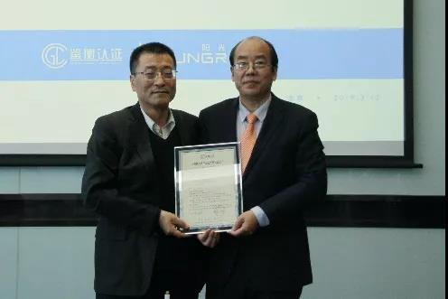 鑒衡向陽光電源、華為、禾望頒發(fā)國內(nèi)首批逆變器新能標(biāo)認(rèn)證證書